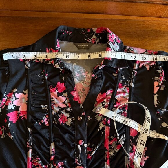 Denver Hayes black button down shirt pink flowers, ruching along button … - Picture 7 of 10